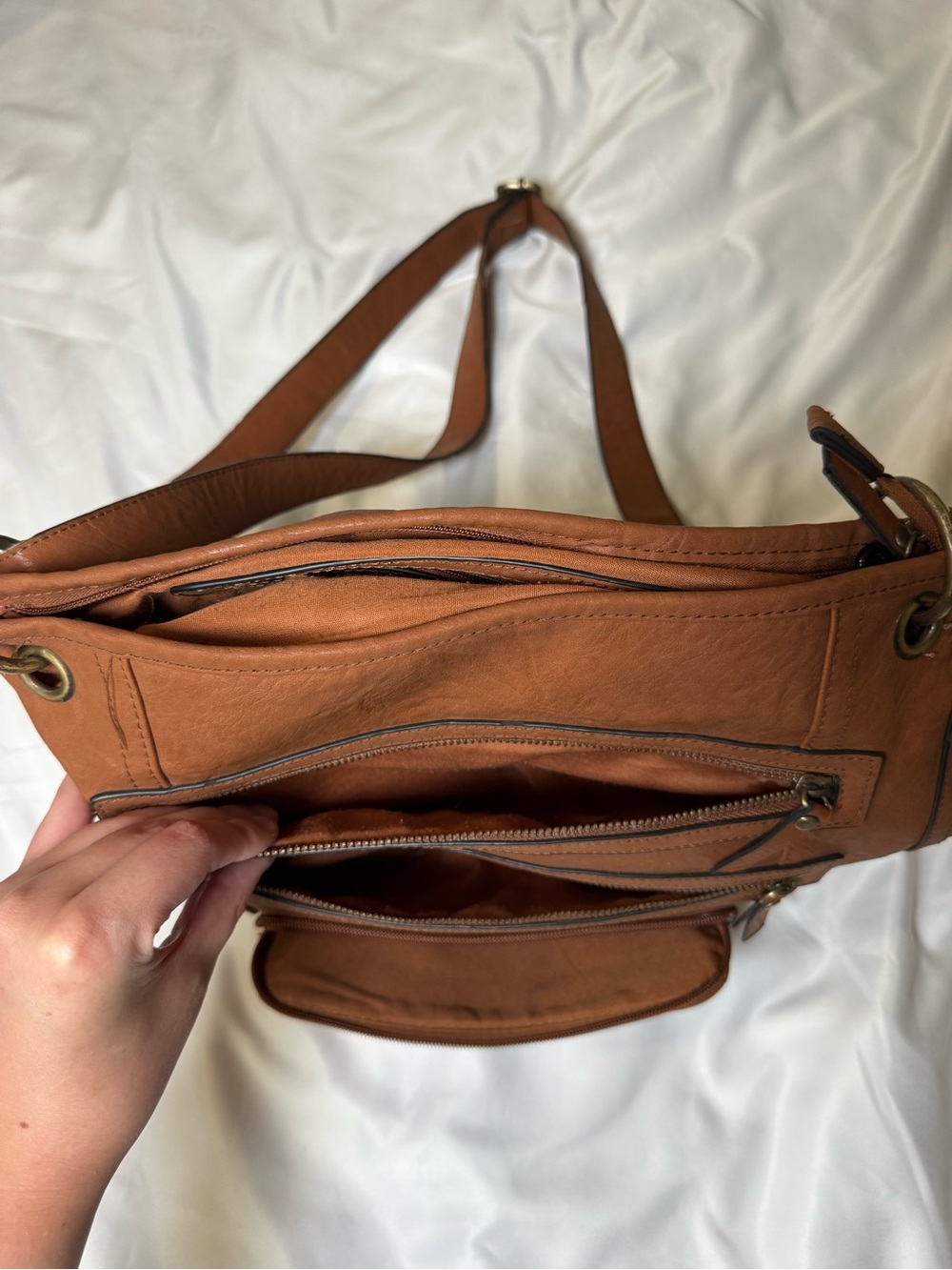 Bueno Pebbled Brown Crossbody Shoulder Zip Closure Inner/Outer Pockets - Picture 2 of 8